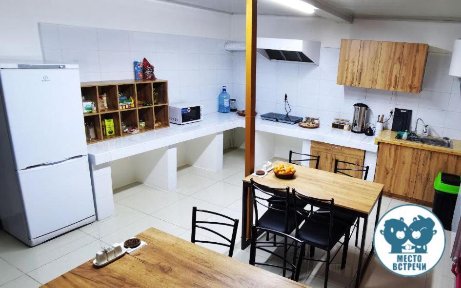 Место Встречи "Guest House Meeting Place" Bichkek Extérieur photo